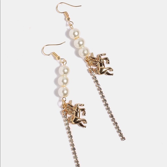 Jewelry - NWT Unicorn Pearl Dangle Earrings Gold 🦄